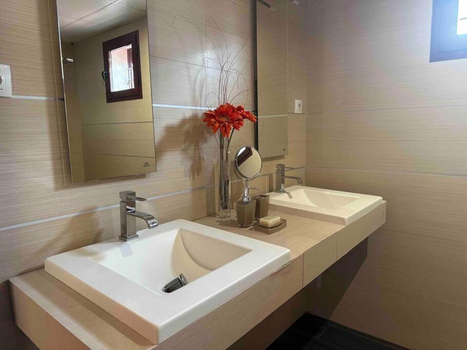 Modern 5-Bedroom Villa With Pool Montequinto 외부 사진